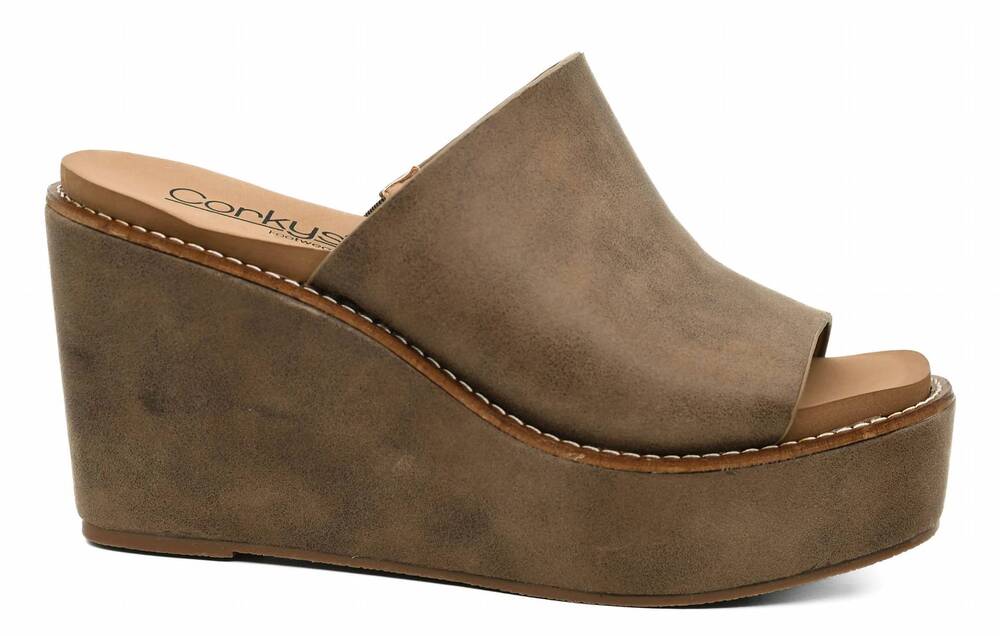 NEW CORKYS FOOTWEAR women's mugshot wedges in tan oil